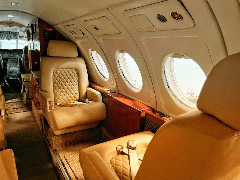 ilustrasi interior private jet (unsplash.com/Yaroslav Muzychenko)