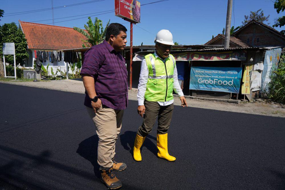 Perbaikan ruas jalan di Bantul. (IDN Times/Daruwaskita)