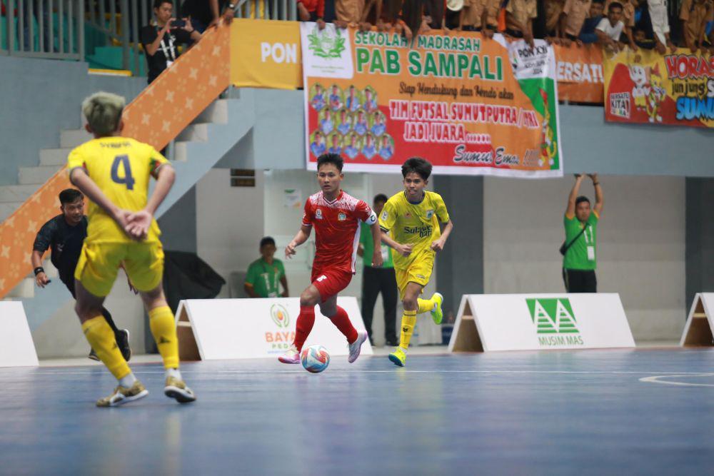 Pemain Sumut selebrasi usai membobol gawang Sulbar pada lanjutan futsal PON 2024 (dok.media futsal PON)
