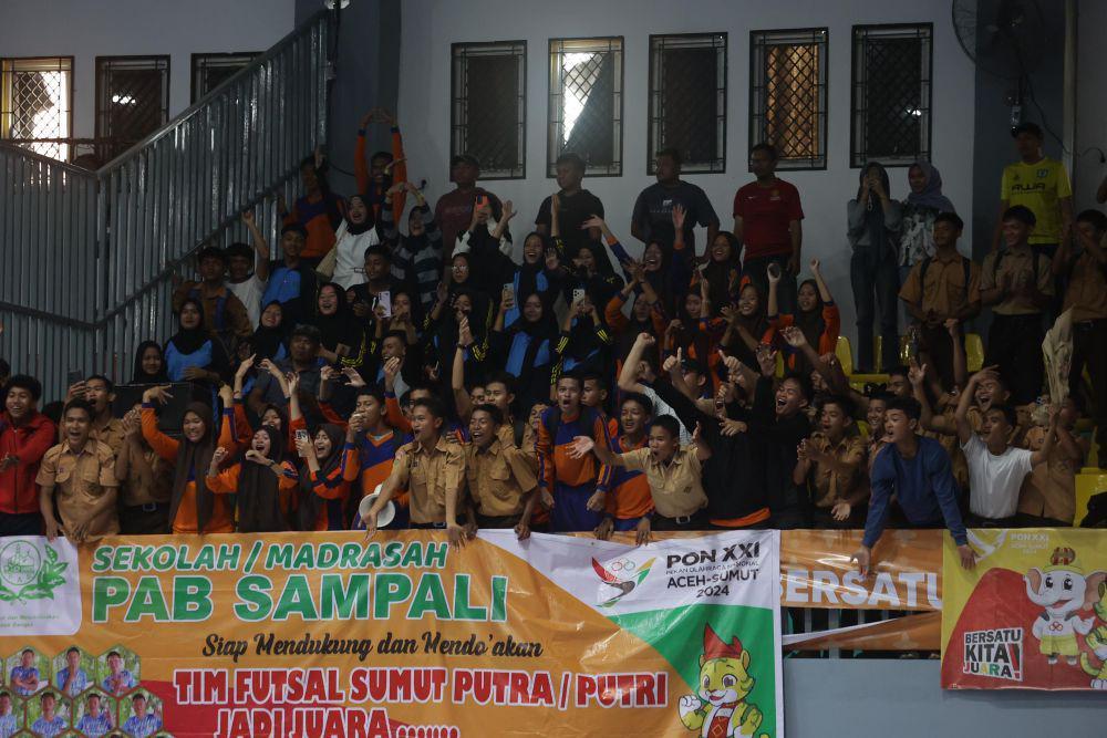 Suporter Sumut yang memadati GOR futsal Dispora Sumut PON 2024 (dok.media futsal PON)