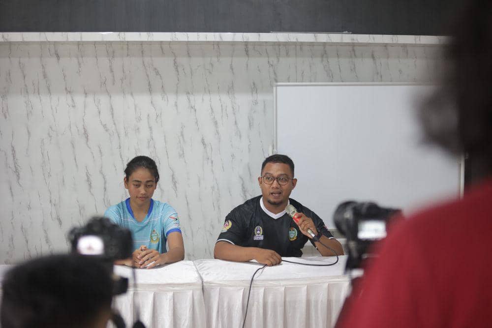 Pelatih Sumut Bantuan Manday dan wakil kapten Ni Kadek Vidieya (dok.media futsal PON)