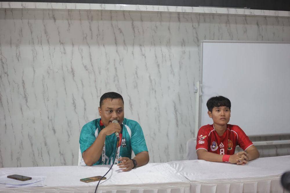 Pelatih DIY Hajarul dan kapten Suciana (dok.media futsal PON)