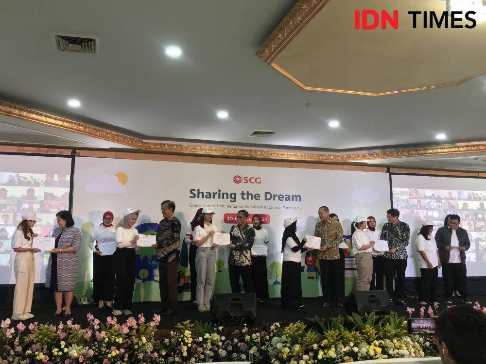 Potret pemberian penghargaan kepada para SCG Scholars. 30 Agustus 2024. (IDN Times/Hani Safanja)