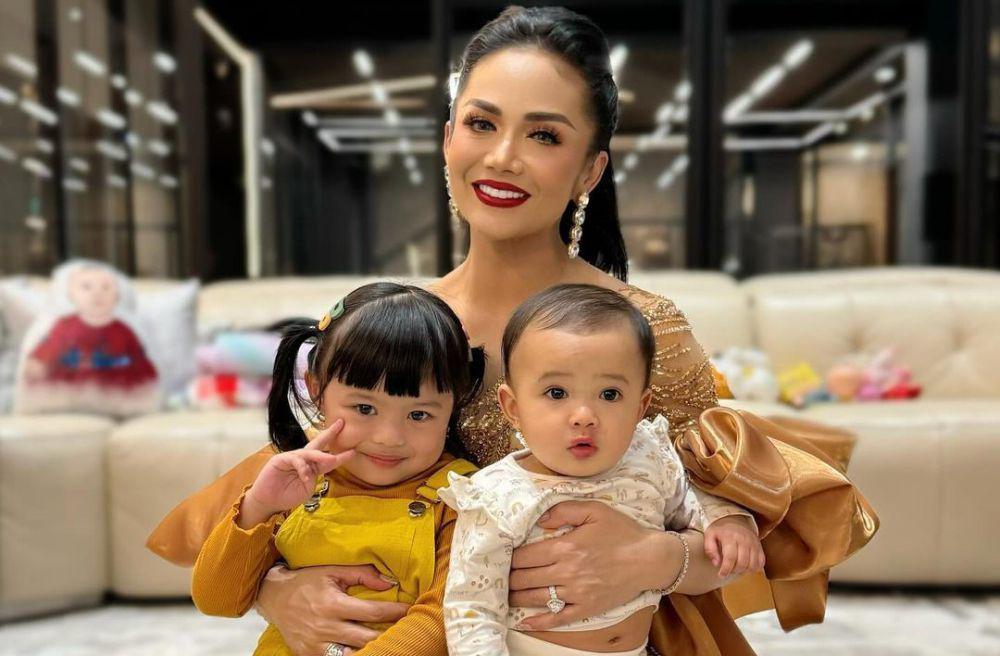 7 Potret Kris Dayanti dan Kedua Cucunya, Nenek Bahagia!
