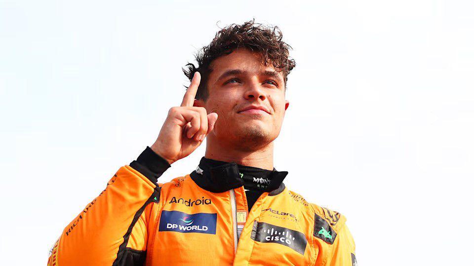 Lando Norris mengangkat telunjuk usai raih pole position di GP Italia 2024. (formula1.com)