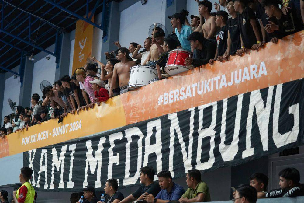 Suporter Sumut memadati Gor Futsal Dispora Sumut pada PON 2024 (pon2024.id)