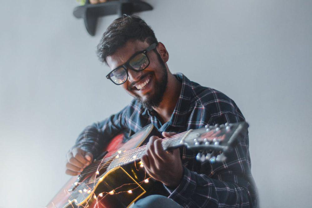ilustrasi orang bermain gitar (pexels.com/Akshar Dave🌻)