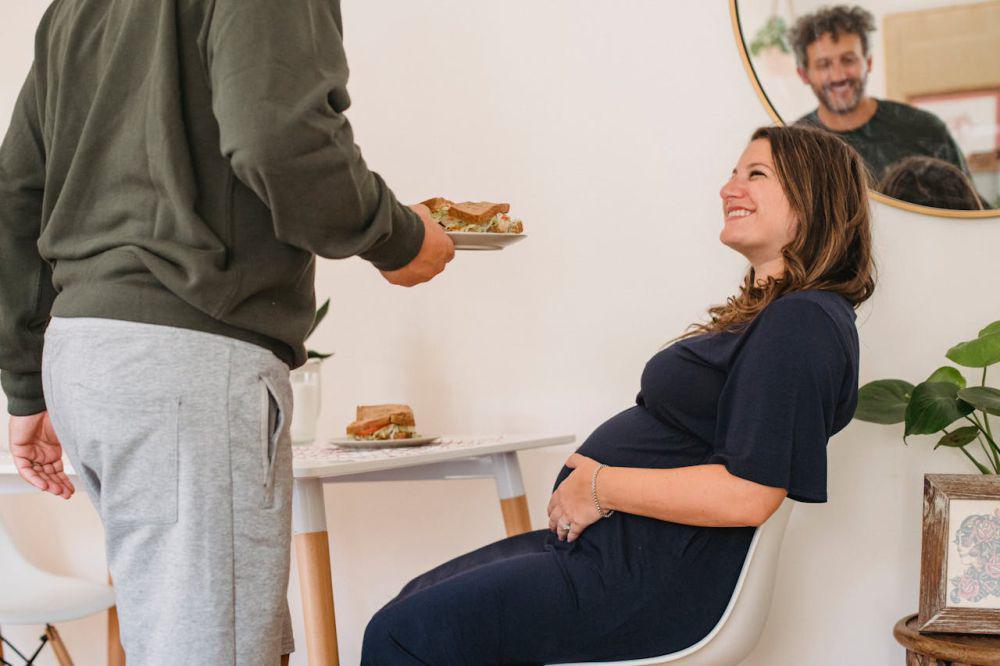 ilustrasi ibu hamil makan (pexels.com/Amina Filkins)