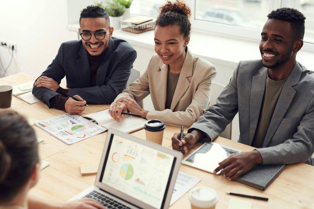 ilustrasi tiga orang bekerja di kantor (pexels.com/@fauxels)