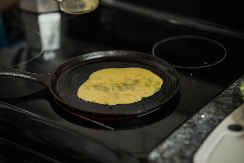 Ilustrasi proses memasak telur dengan bahan dan peralatan dapur untuk menyiapkan hidangan sederhana.