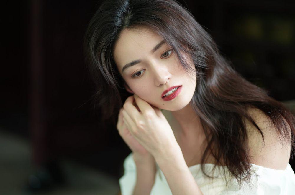 ilustrasi memasang anting (pexels.com/Venus Xu)