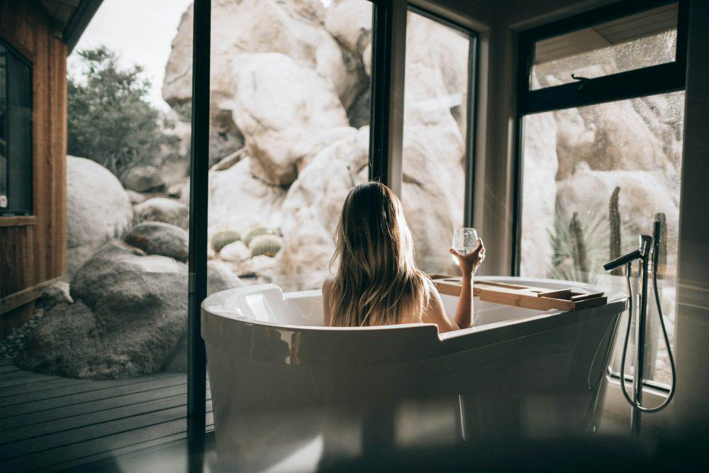 ilustrasi mandi (unsplash.com/Roberto Nickson)