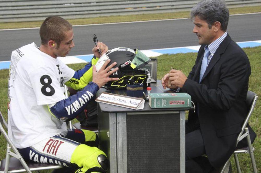 Valentino Rossi merayakan kemenangan pada 2008. (motogp.com)