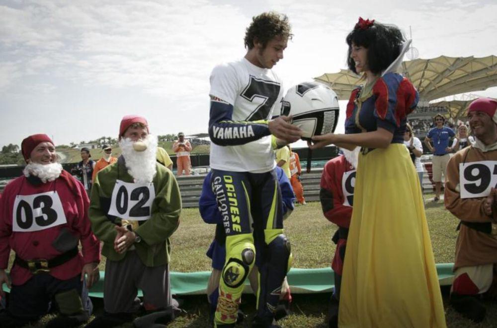 Valentino Rossi merayakan gelar juara dunia MotoGP musim 2005 di Sirkuit Sepang. (motogp.com)