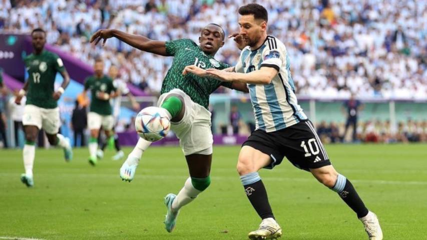 Saud Abdulhamid (kiri) saat menghadapi Lionel Messi (kanan) pada Piala Dunia 2022. (instagram.com/s.abdulhamed66)