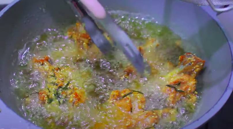 ilustrasi menggoreng ayam bumbu terasi daun jeruk (YouTube.com/Enny Tangerang)