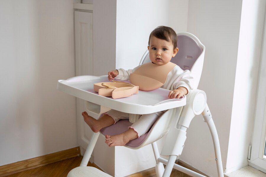Ilustrasi sewa baby high chair. (freepik.com/freepik)
