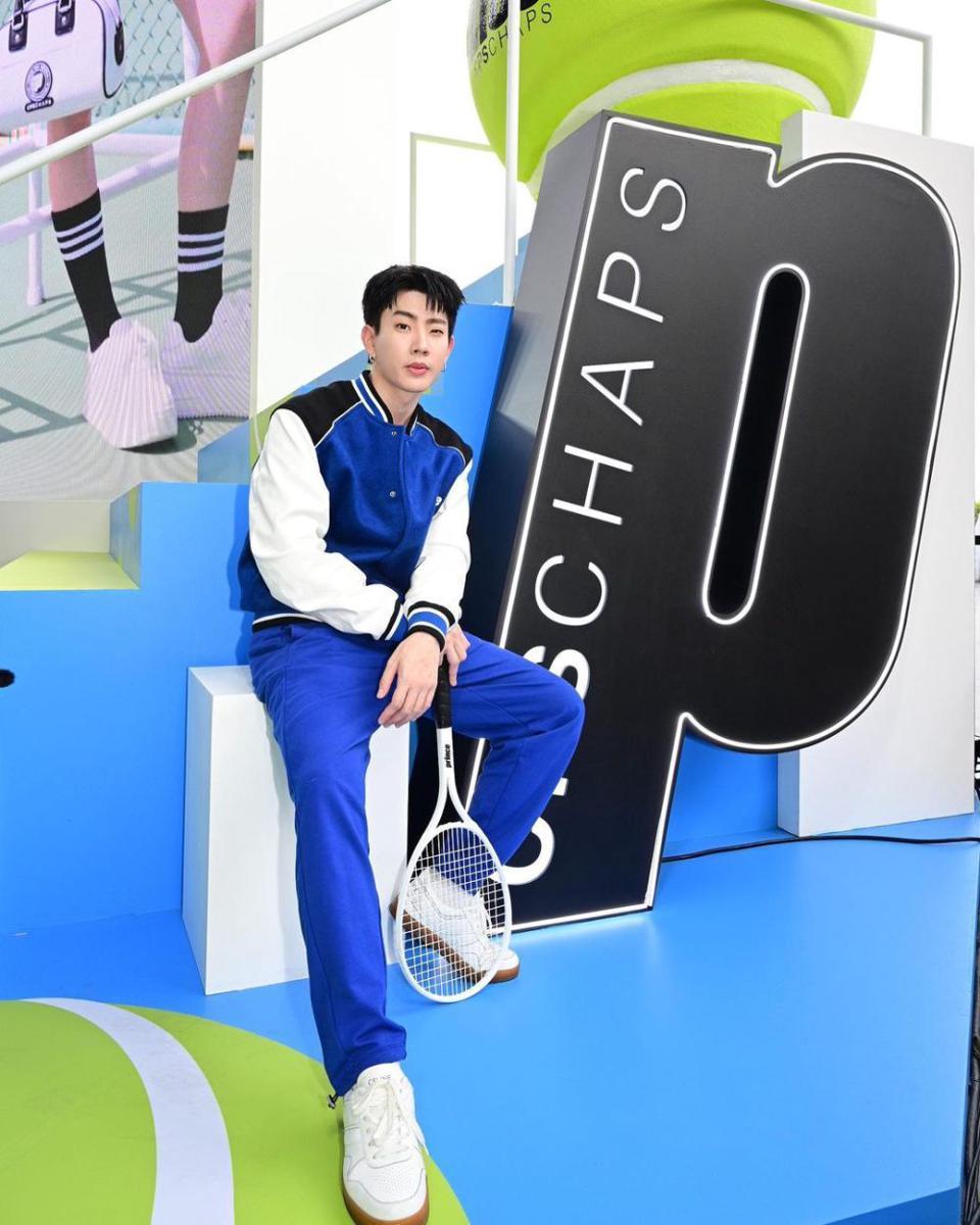 mix and match jaket varsity ala Off Jumpol (instagram.com/tumcial)