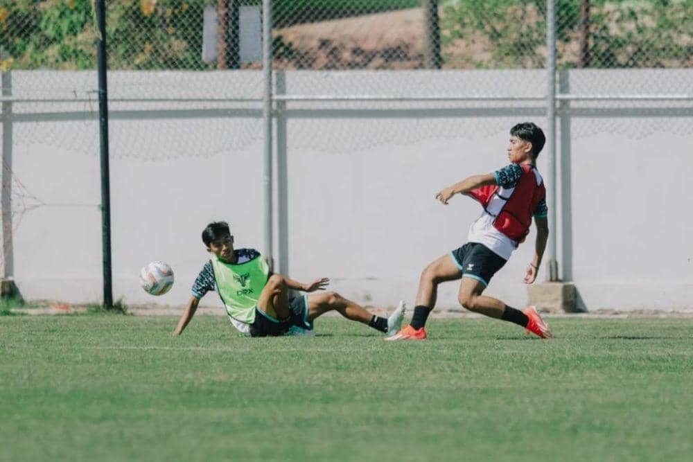 Suasana latihan para pemain Akademi PSM Makassar di Stadion Kalegowa Palangga pada Kamis, 29 Agustus 2024. (Instagram.com/psm_makassar)