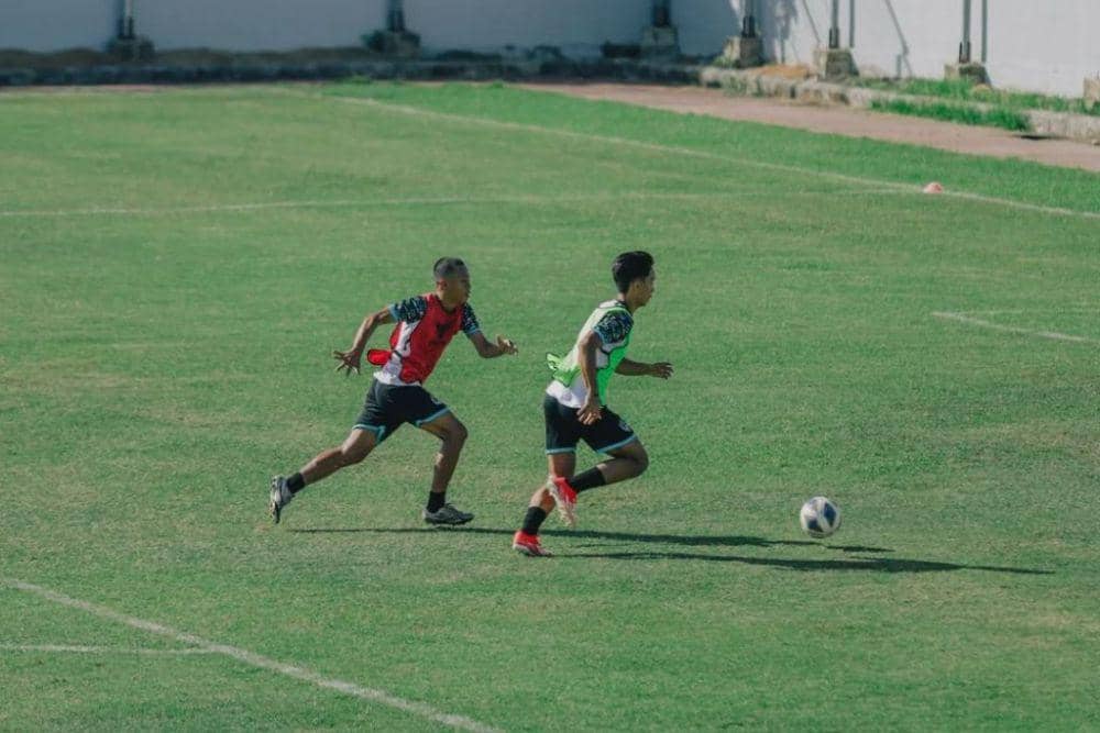 Suasana latihan para pemain Akademi PSM Makassar di Stadion Kalegowa Palangga pada Kamis, 29 Agustus 2024. (Instagram.com/psm_makassar)