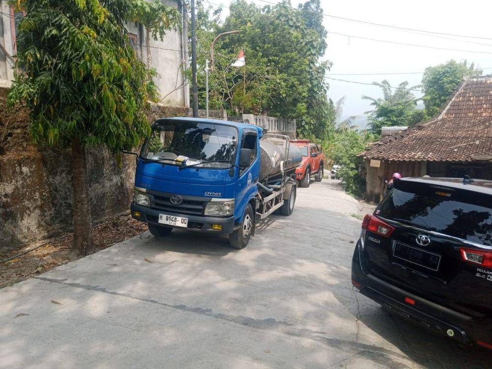 Pendistribusian air bersih ke wilayah kekeringan di Kota Semarang. (dok. BPBD Kota Semarang)