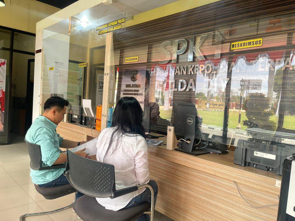 Warga Karangmloko didampingi kuasa hukum melaporkan pencopotan banner ke Polda DIY, Sabtu (31/8/2024). (Dok. Istimewa)
