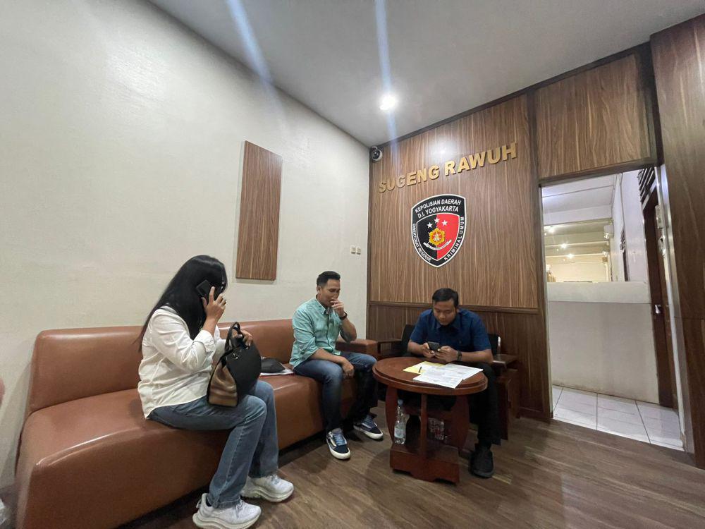 Warga Karangmloko didampingi kuasa hukum melaporkan pencopotan banner ke Polda DIY, Sabtu (31/8/2024). (Dok. Istimewa)