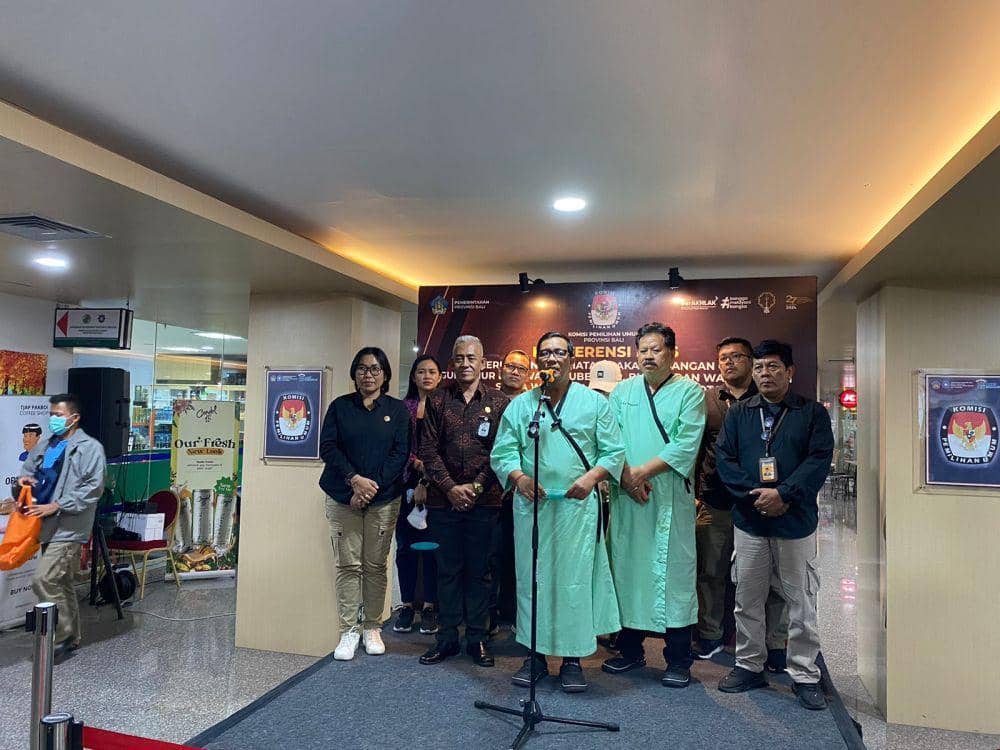 Paslon Komang Gede Sanjaya-Made Dirga saat menjalani tes kesehatan di RSUD Bali Mandara. (Dok.KPU Tabanan)