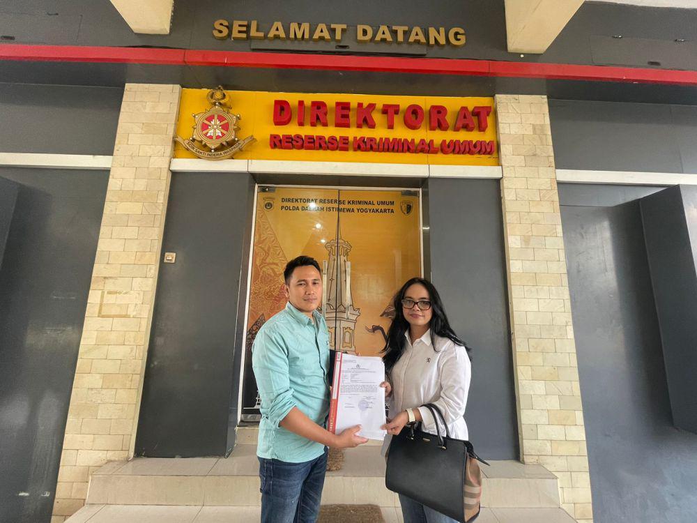 Warga Karangmloko didampingi kuasa hukum melaporkan pencopotan banner ke Polda DIY, Sabtu (31/8/2024). (Dok. Istimewa)