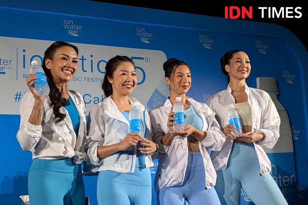 Brand ambassador ION WATER, Jennifer Bachdim dan Andrea Dian (IDN Times/Misrohatun)