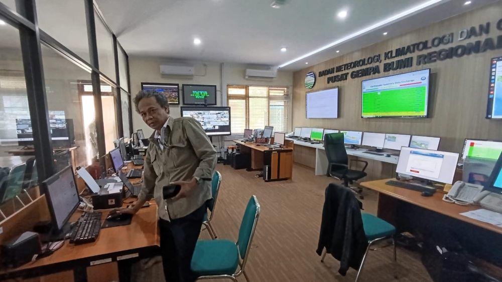 Aktivitas Kantor Stasiun Geofisika BMKG DIY di Gamping, Sleman. (IDN Times/Arianto/bt)