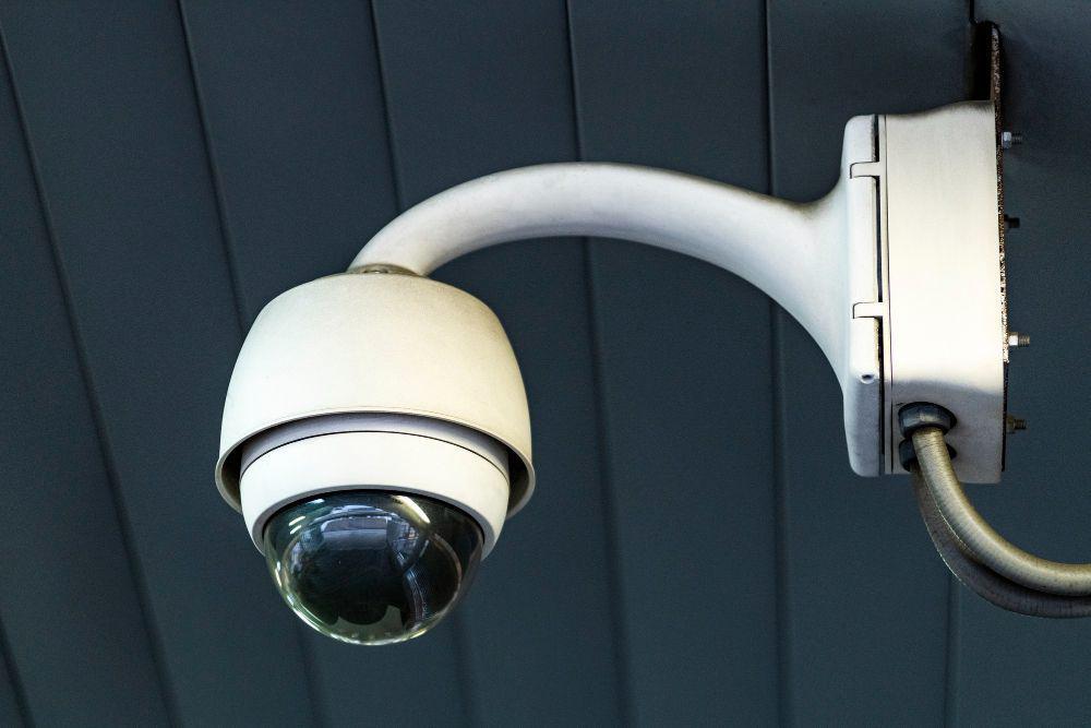 ilustrasi kamera pengawas atau CCTV pada setiap ruang ujian (freepik.com/rawpixel.com)