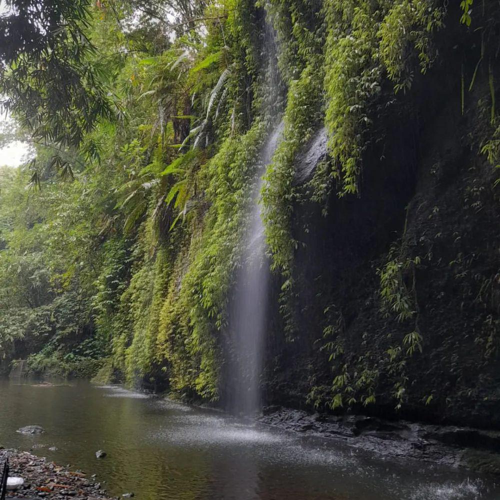 aliran air terjun kecil di sekitar Curug Jumeneng (instagram.com/nidaarraa)
