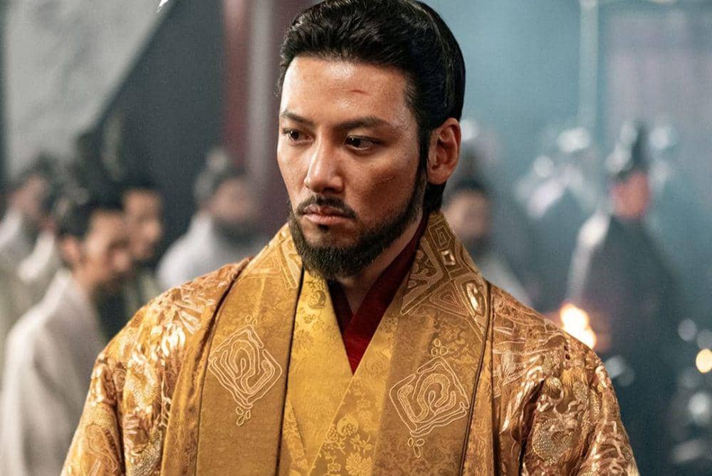Ji Chang Wook mengenakan busana kerajaan dengan mahkota dalam adegan web drama Queen Woo dari TVING.