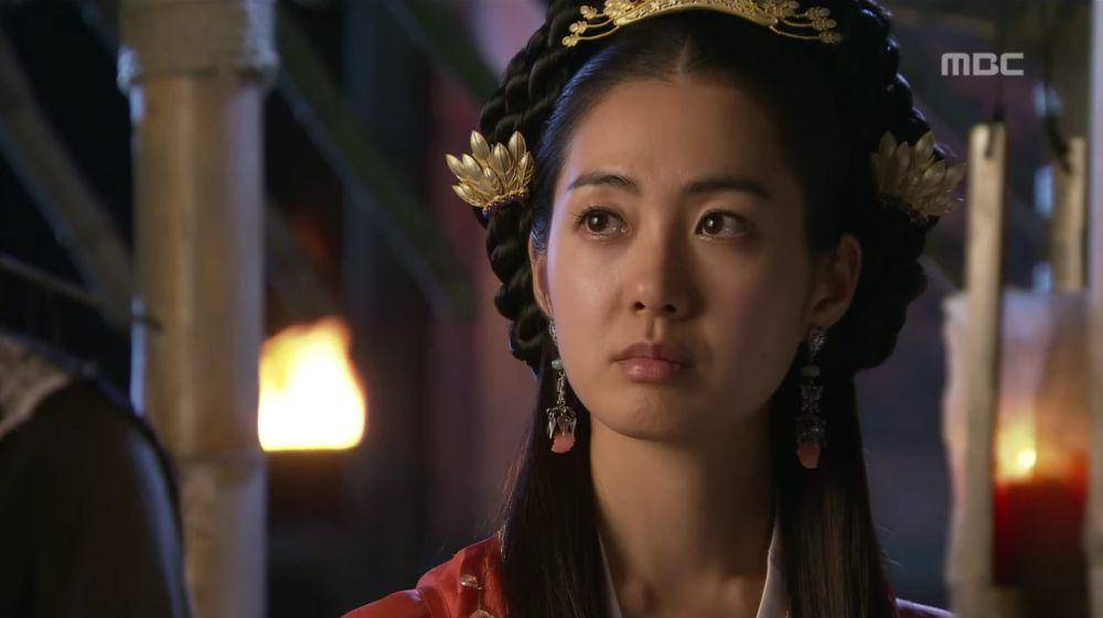 Lee Yo Won di drama Queen Seondeok (youtube.com/옛드 : MBC 옛날 드라마)