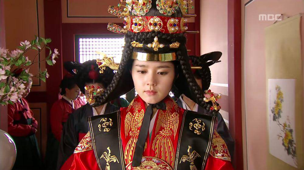 Han Ga In di drama The Moon Embracing the Sun (youtube.com/MBCdrama)