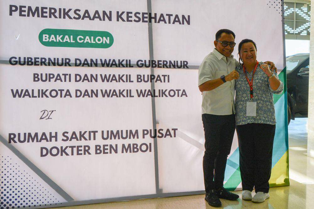 Bakal calon gubernur NTT Yohanis Fransiskus Lema (kiri) bersama bakal calon wakil gubernur NTT Jane Natalia Suryanto (kanan) berpose usai menjalani tes kesehatan di RSUP dr. Ben Mboi, Kota Kupang, Nusa Tenggara Timur (NTT), Jumat (30/8/2024).  ANTARAFOTO/Mega Tokan/app/nym.