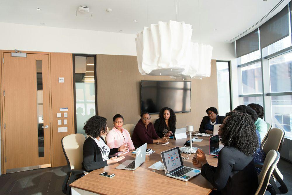 ilustrasi perempuan di kantor (unsplash.com/@wocintechchat)