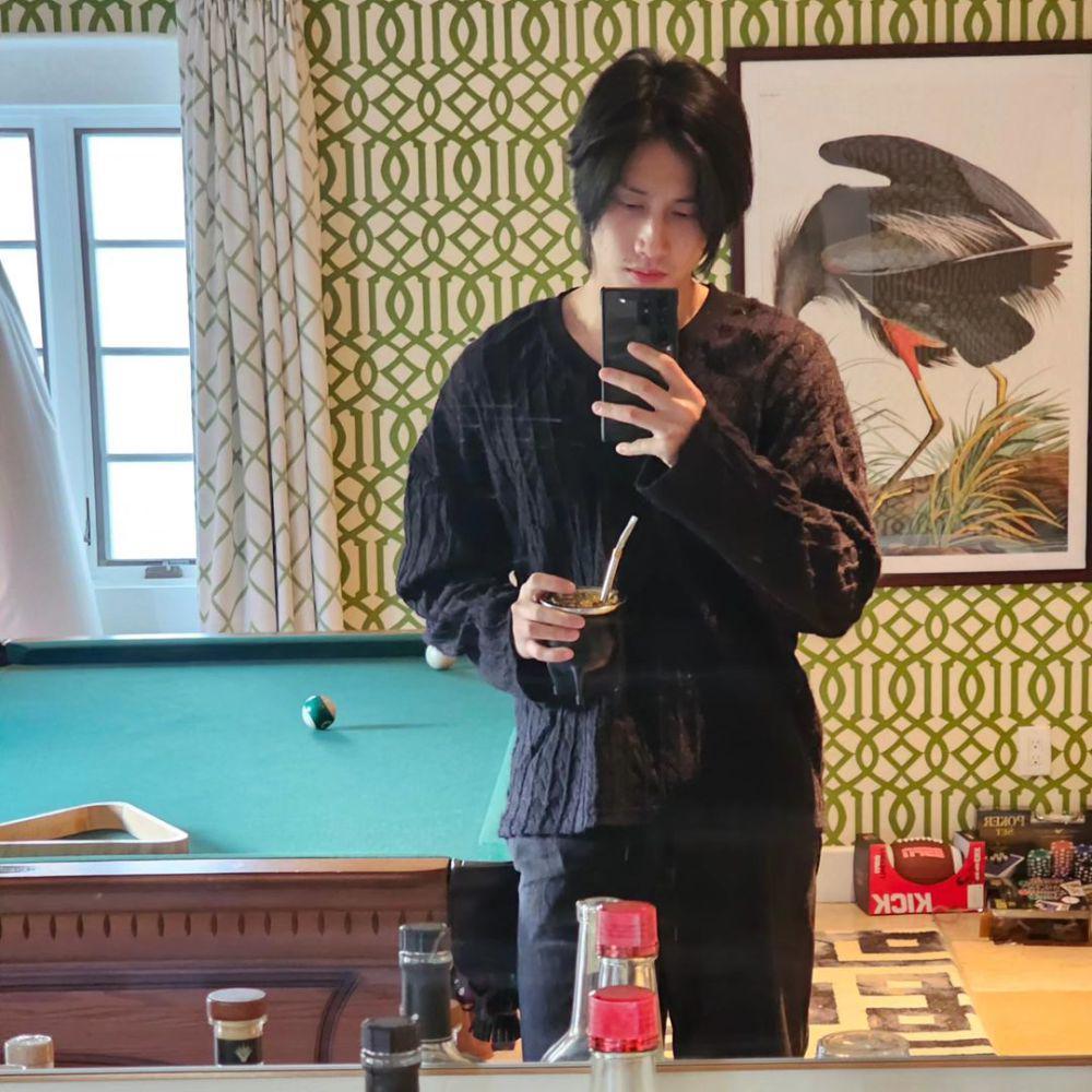 potret outfit nuansa hitam ala Bible Sumettikul (instagram.com/biblesumett)