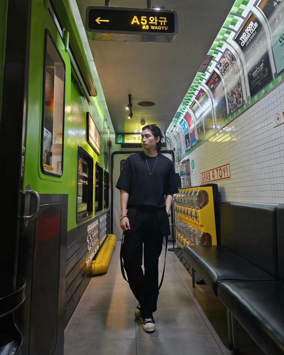potret outfit nuansa hitam ala Bible Sumettikul (instagram.com/biblesumett)