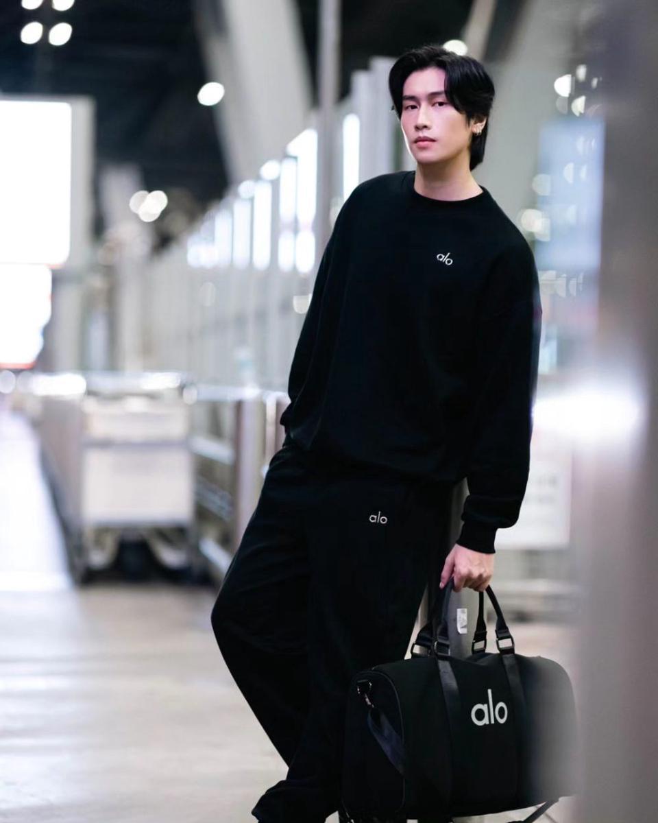 potret outfit nuansa hitam ala Bible Sumettikul (instagram.com/biblesumett)