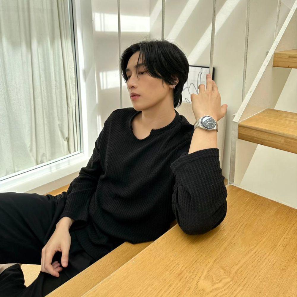 potret outfit nuansa hitam ala Bible Sumettikul (instagram.com/biblesumett)