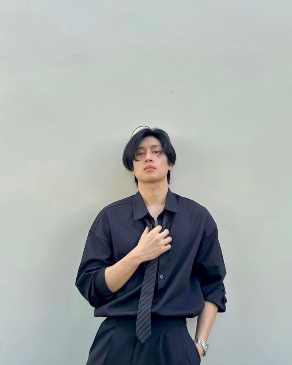 potret outfit nuansa hitam ala Bible Sumettikul (instagram.com/biblesumett)