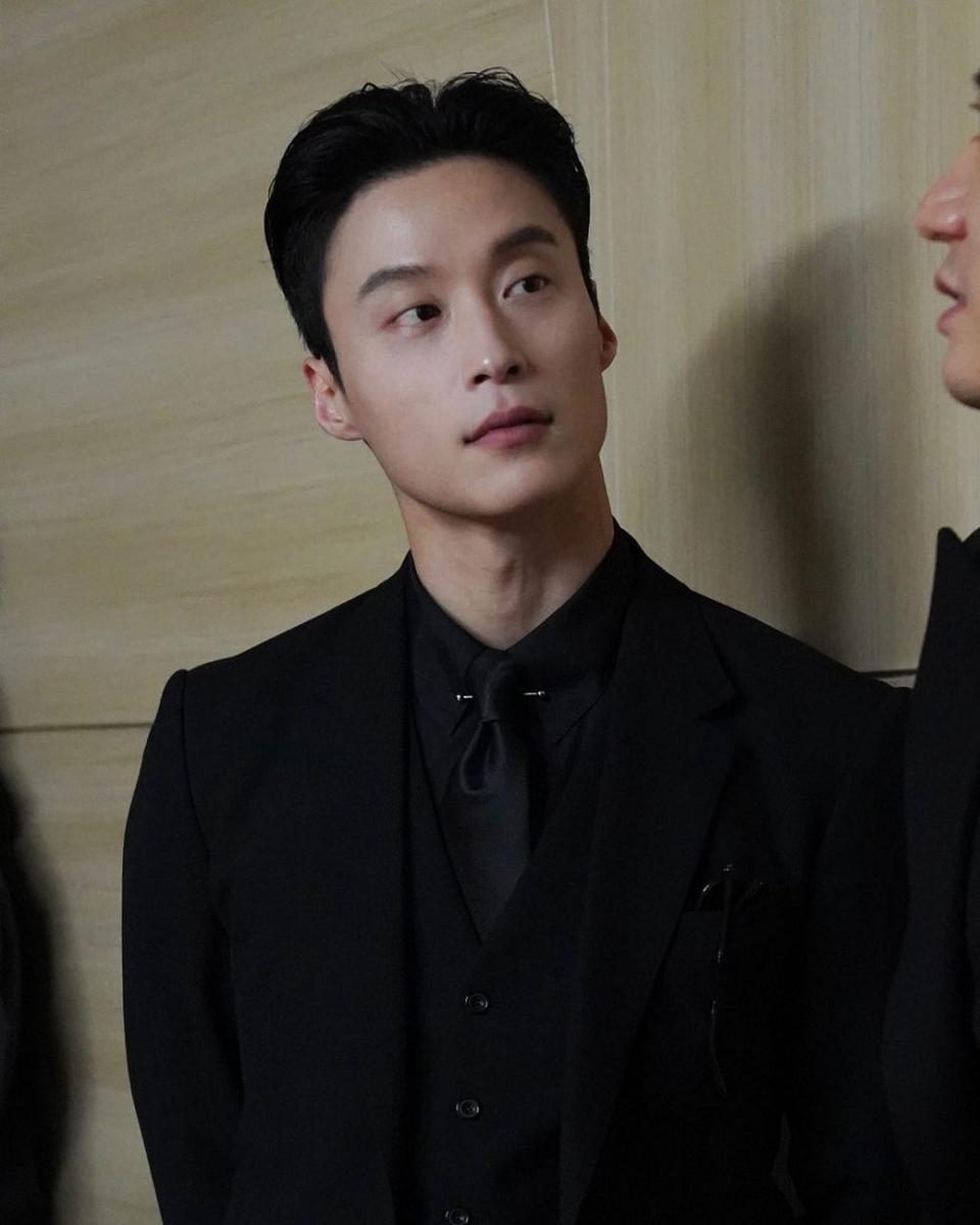 potret OOTD nuansa hitam ala Heo Nam Jun (instagram.com/h.solid_official)