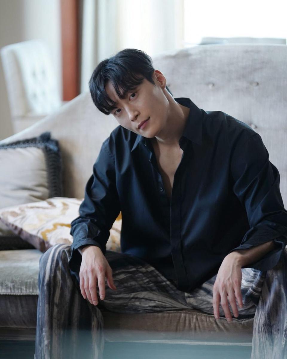 potret OOTD nuansa hitam ala Heo Nam Jun (instagram.com/h.solid_official)