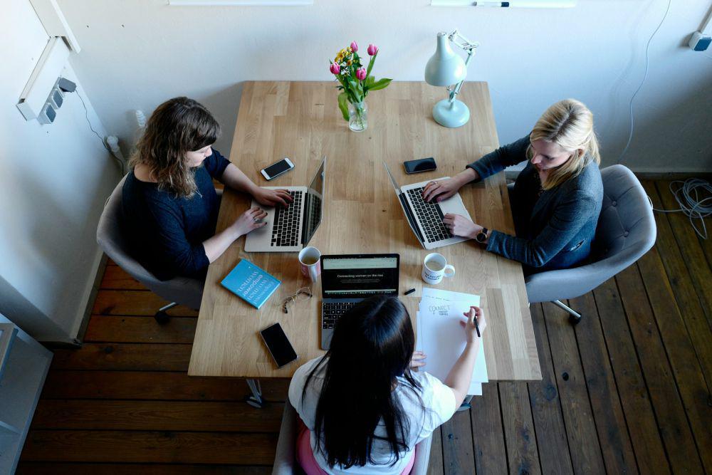 ilustrasi perempuan di kantor (unsplash.com/@cowomen)