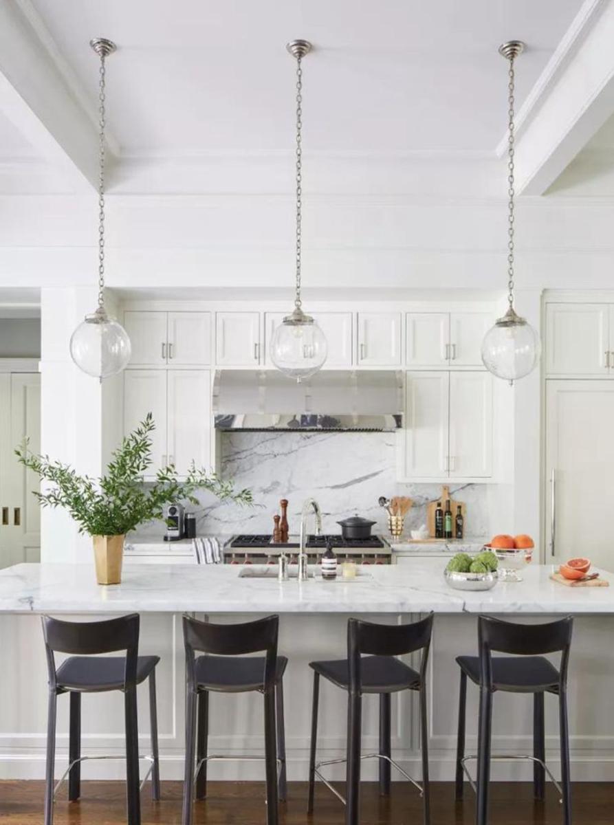 ilustrasi backsplash dapur untuk kabinet putih (bhg.com)