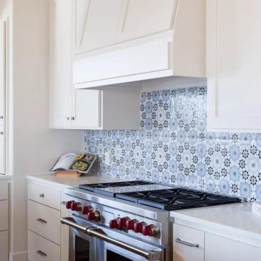 ilustrasi backsplash dapur untuk kabinet putih (thespruce.com)