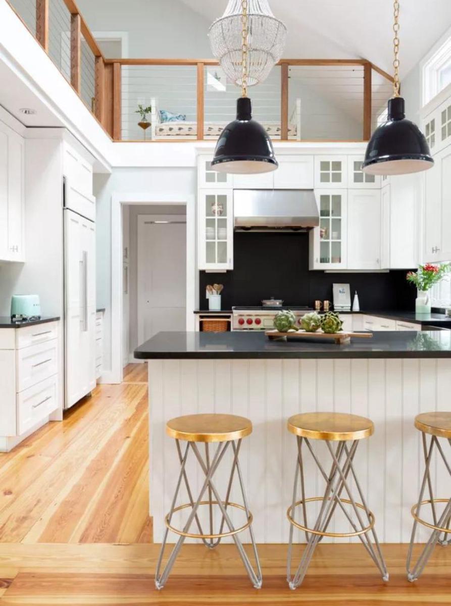 ilustrasi backsplash dapur untuk kabinet putih (thespruce.com)