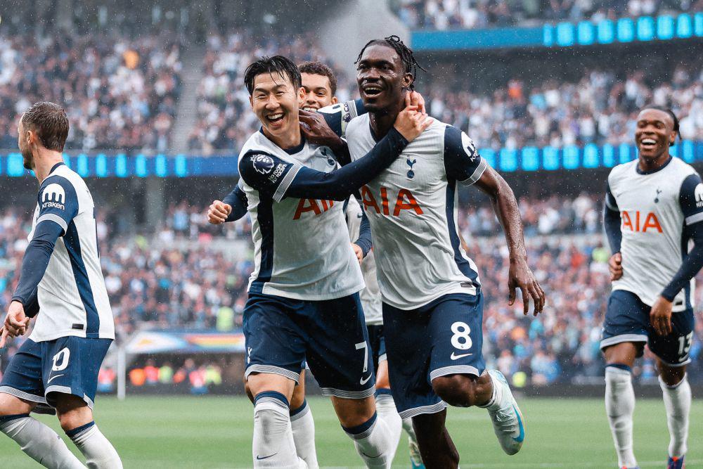 Potret pemain Tottenham Hotspur saat melakukan selebrasi gol. (x.com/SpursOfficial)